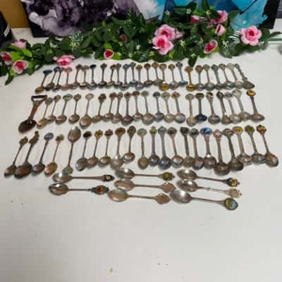 Assorted bag of 77 collector spoons 