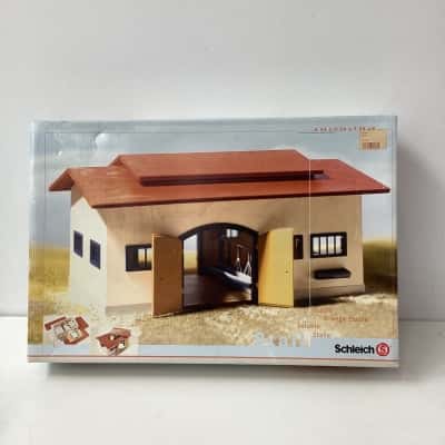 Schleich stall - Retired