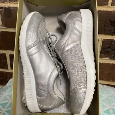 Walaufer Warlow Taupe Leather Stretch 5-4E Womens  Size 5 