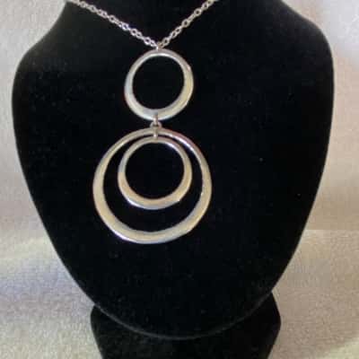 925 MARKED SILVER NECKLACE AND INTERLINKED CIRCLE PENDANT 