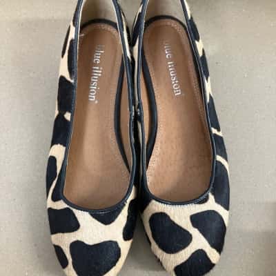 Blue Illusion Womens  Size 37 Flats Animal print / Silver 