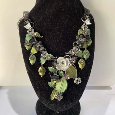 Gorgeous cate D Argent “ style” Woman’s leaf and floral green colour necklace with adjustable chain