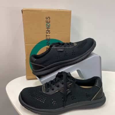 Planet Shoes Womens  Size 7 Sneakers Black  