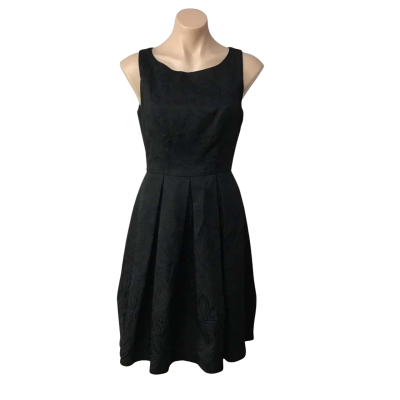 Review Womens Size 8 Black Self Pattern Sleeveless Dress (new)