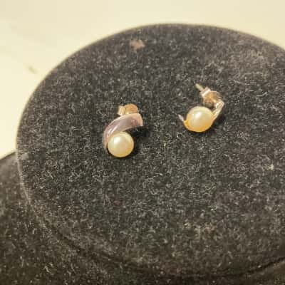  Womens Sterling silver and  fresh water pearls stud Earrings  