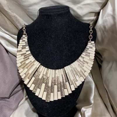  Womens Costume Jewellery Necklace Cream / Gold 