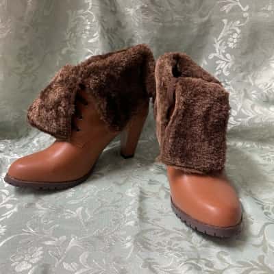  Womens  Size 7 Heeled Boots Brown 