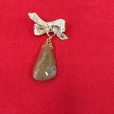  Women's gold Tone Bow Brooch with a Polished Agate Stone 