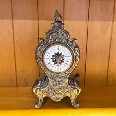 Vintage Ornate Mechanical Mantel Clock – Brass Tone Rococo Style Decorative vintage-style mantel clock featuring an ornate rococo-inspired design