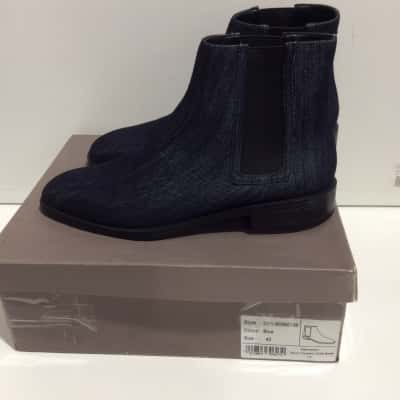 Charles & Keith Mens  Size 40 Blue 