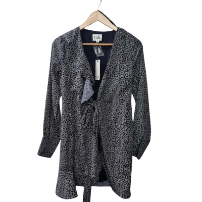 Calli Women's Size 6 Wrap Dress Navy Blue / Pattern / White 