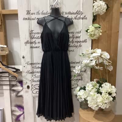 WALTER KRISTENSEN BRAND! Womens  Size 12 Formal Dress Black! STUNNING VINTAGE BLACK FORMAL DRESS! OFFERS CROSSED STRAPS AT THE FRONT AND A PLEATED SKIRT DESIGN! GREAT FOR ANY SPECIAL OCCASION!