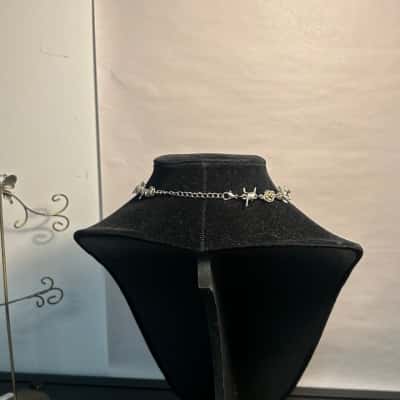 Silver tone barb wire necklace 