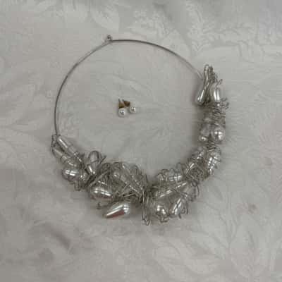  Womens Stunning Silver Tone Faux Pearl Wire Necklace & Pearl Stud Earring Set