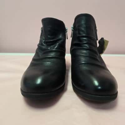  Natural Comfort Womens  Size 8 Boots Black  