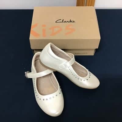 Clarks Kids Size 29 Aubrey Senior in White Pearl