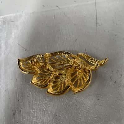 Womens Diamente Leaf Brooch  65cm. X 3cm  x1cm