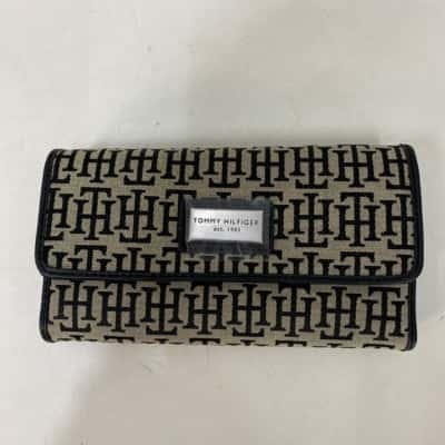 BNWOT Tommy Hilfiger Womens Purse / Wallet 