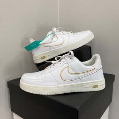 Nike Air  Mens  Size 9 Gold / White 