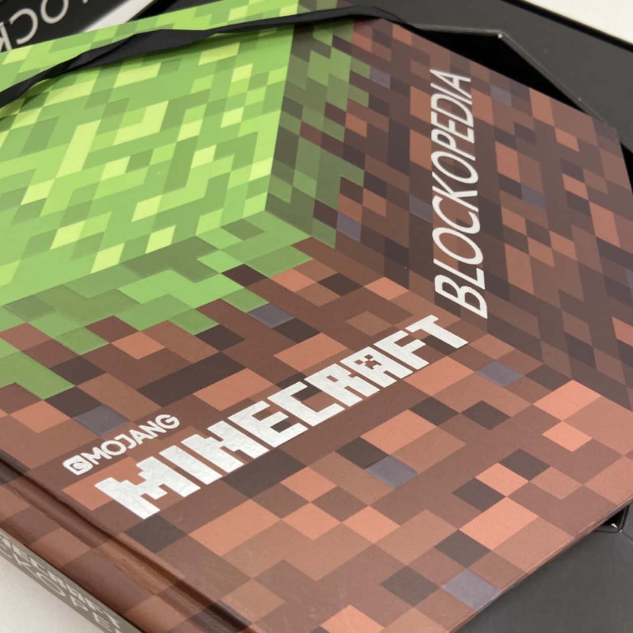 Minecraft Blockopedia book in box
