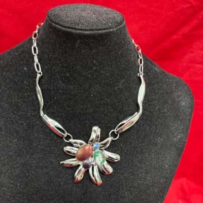  Women's Silver Tone Metal Chain Necklace featuring a Stylised Flower Pendant 