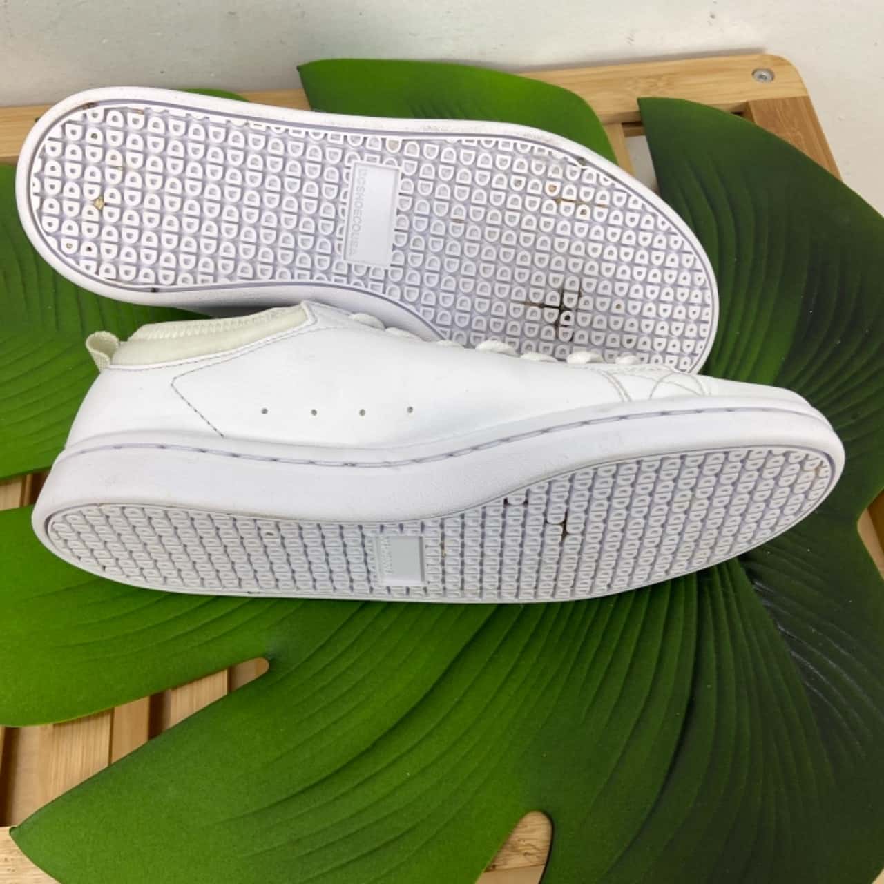 DC Shoes Womens Size 6 White Sneakers