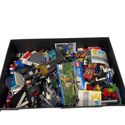 Box of assorted Lego 