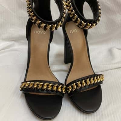 Novo Womens  Size 6 Heels Black  / Gold 