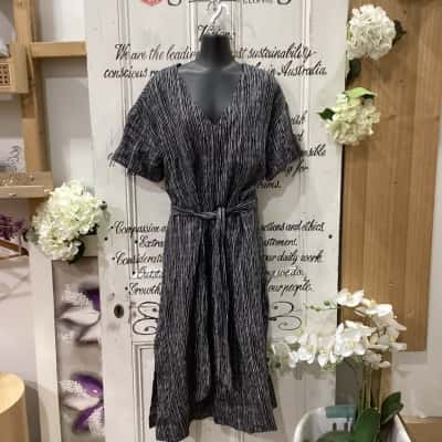 Piper Brand! TOP TIER THICK QUALITY PURE LINEN DRESS W/ SASH!! Womens  Size 12 Midi Dress / Short Sleeve Dress  Black  / Pattern / Striped / White 