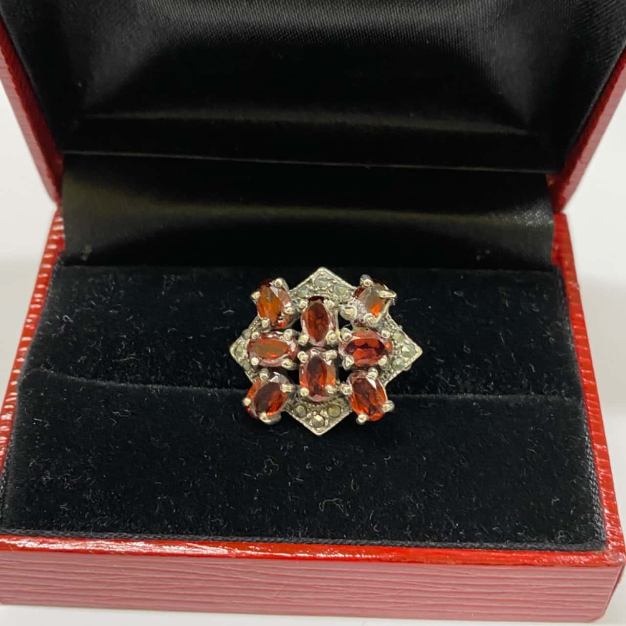 Women’s Vintage Beautiful Silver (925) Brooch with 8 red/maroon Stones