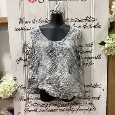NICHE APPAREL BRAND! NWOT MADE IN MELBOURNE AUSTRALIA! SILK BLEND LIGHTWEIGHT TOP! Womens  Size XL Crew Neck Top / Sleeveless Top Black  / Pattern / White 