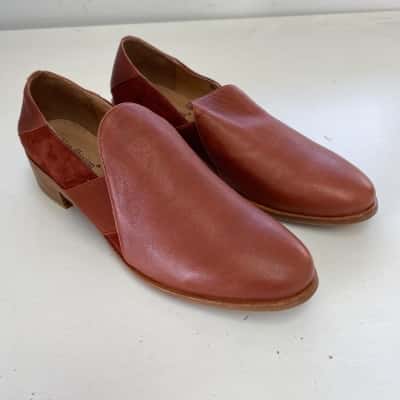 Blue Illusion Red Leather Pointed Toe Low Block Heel Shoes  Size 40 