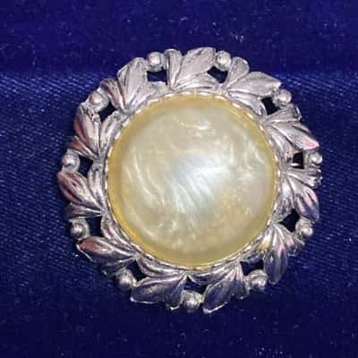 Vintage Round Brooch w/ Lucite Cabochon