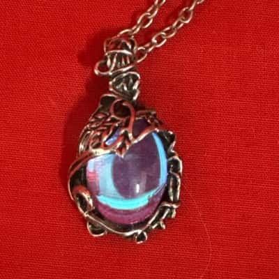  Women's Winding Leaf Necklace featuring an Iridescent Resin Centre
