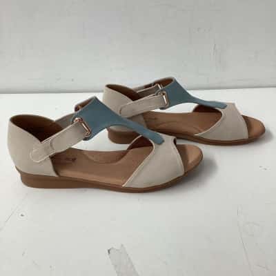 Victoria Hill Womens  Size 8  Beige and  Blue cushion comfort sandles
