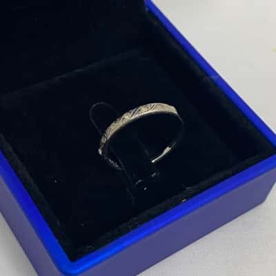18 CT Marked Unisex Ring (Missing 1 Stud)