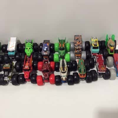 Hot Wheels Monster Jam Tour Favourites x16
