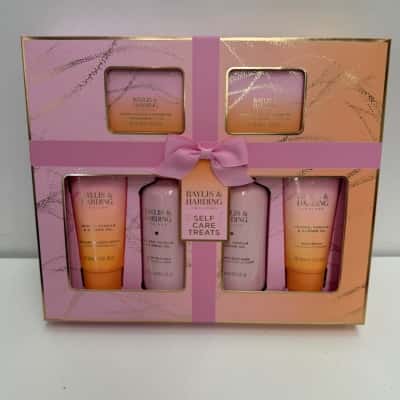 CLICK & COLLECT ONLY - NEW - Jojoba, Vanilla & Almond Oil Luxury Pamper Gift Set - Vegan Friendly