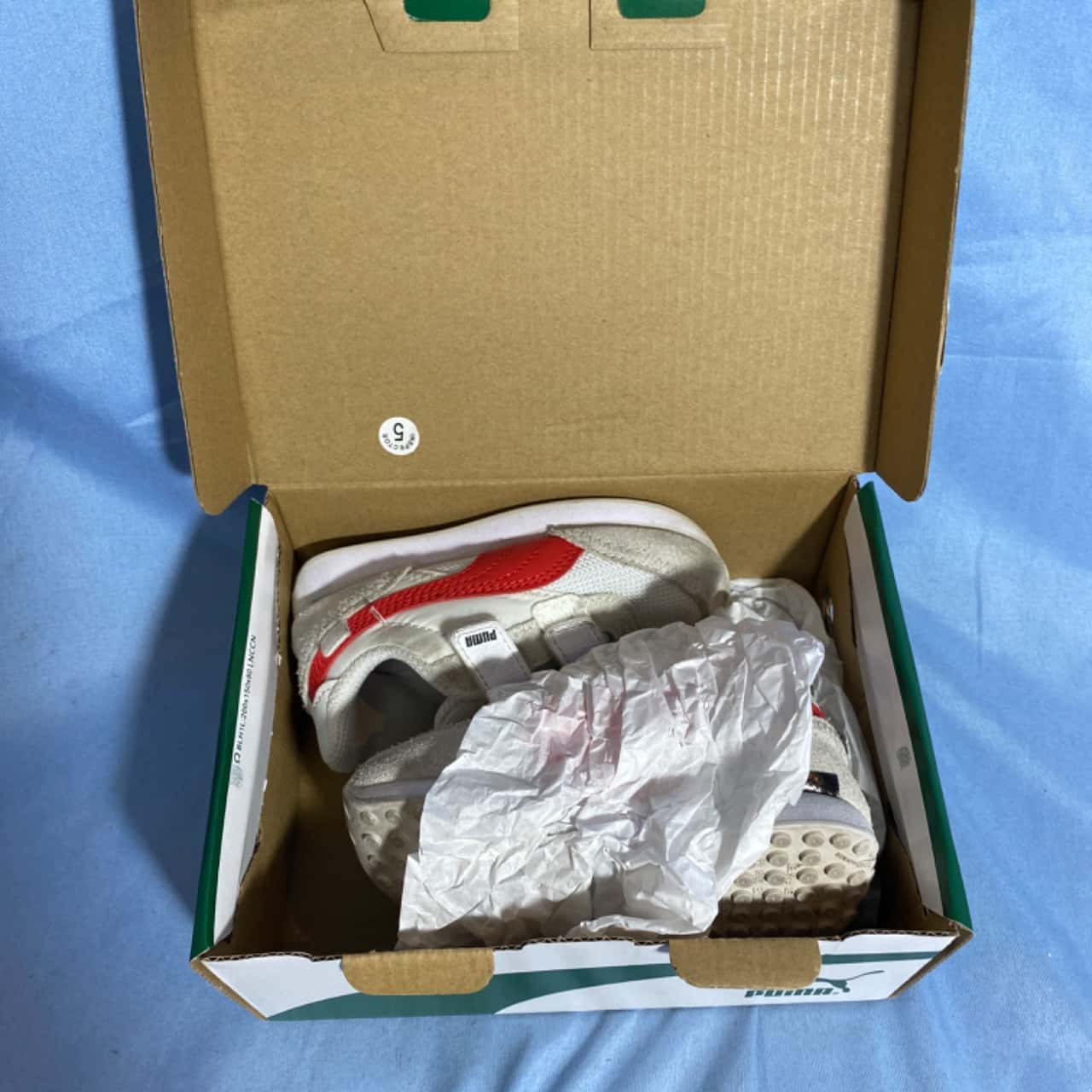 Puma Kids Size 5 White shoes