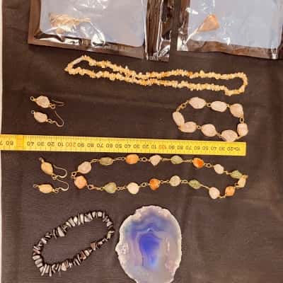 Bundle of 9 assorted gemstone jewellery and items 
