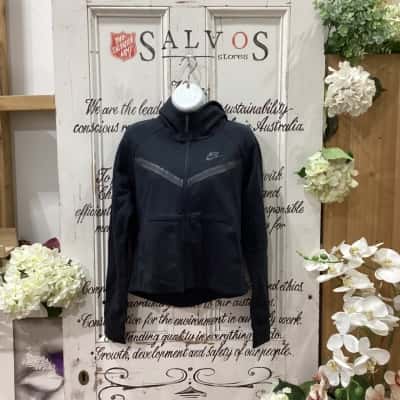 NIKE BRAND! Womens  Size XS Cropped Jumper / Hoodie Black! BNWT! HIGHNECK ZIP UP HOODED JUMPER! GREAT FOR THOSE COLDER MORNINGS WITHOUT TAKE AWAY FROM STYLE! HAS FUNCTIONAL POCKETS!