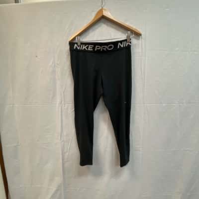 Nike pro Womens  Size L Black  active leggings 3/4