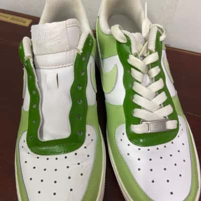Nike Womens  Size 7 Sneakers Green / White 
