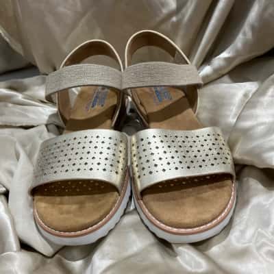 Bobs from Skechers Womens  Size 8 Sandals Gold / Nude 