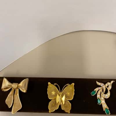 Womens vintage brooches 