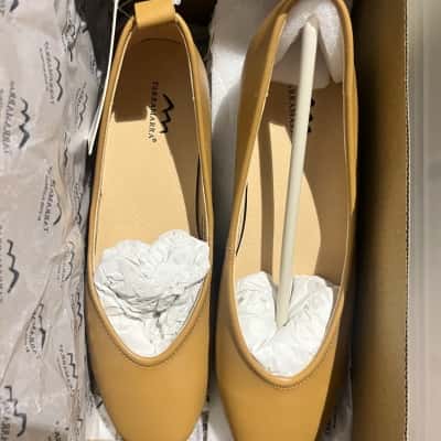 Tarramarra Women's Size 7 Round Toe Flats - Camel