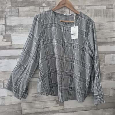 Country Road Womens  Size 12 Black  / White light weight shirt 