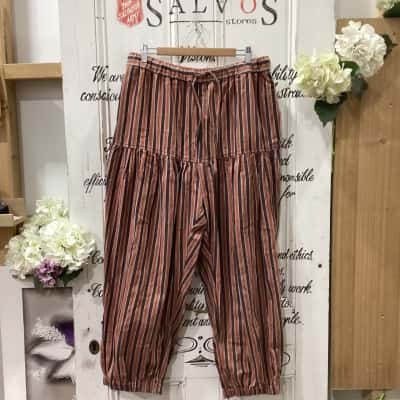 Free People Brand! UNIQUE EYE CATCHING PANT! BNWT RRP $128.00 USD! TAPERED CUFF HAREM PUFF LEG PANT! Womens  Size L Casual Pants / Wide Leg Pants Brown / Burnt Orange / Pattern / Pinstriped / Striped 