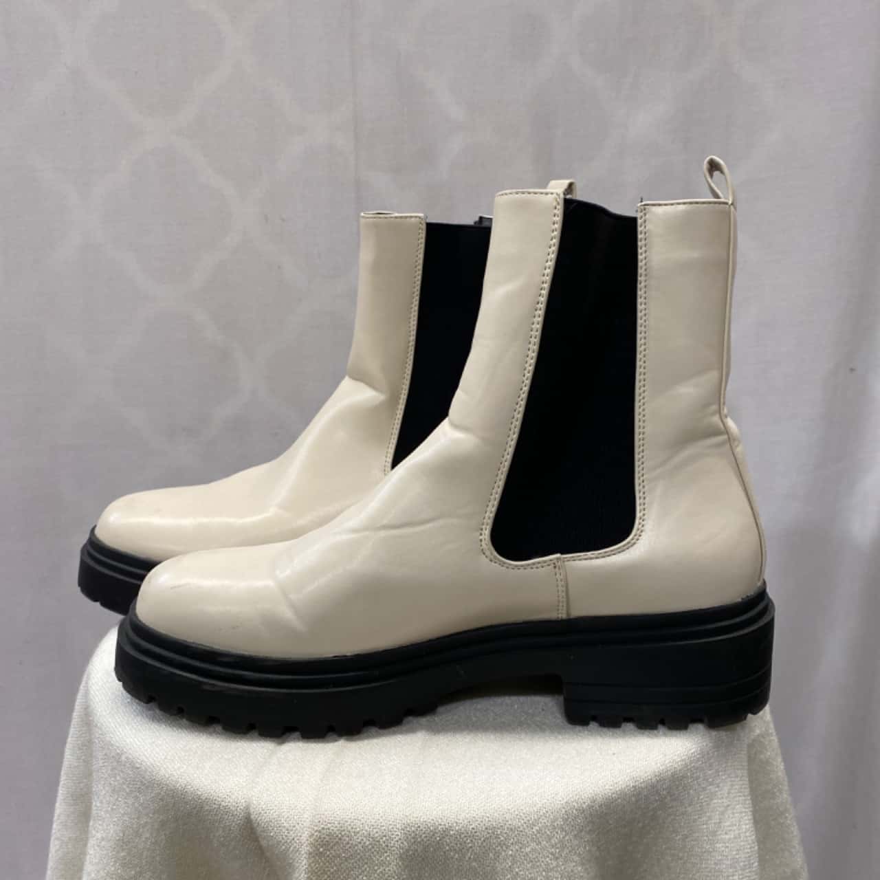 Women’s Glassons Size 10 Vanilla Boots(s)