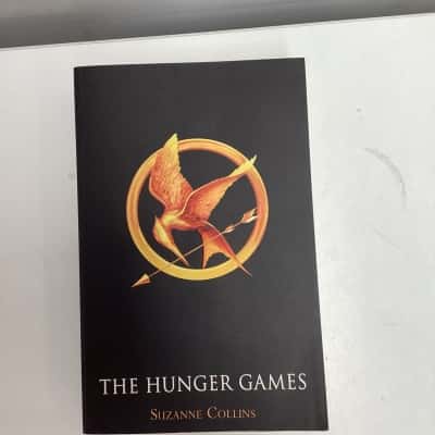 THE HUNGER GAMES paper back